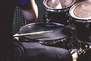 Here is a guide to know how to buy the best snare drum